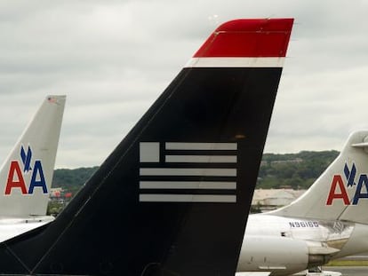 La cola de un avi&oacute;n de US, junto a otros de American en el aeropuerto de Arlington, Virginia.