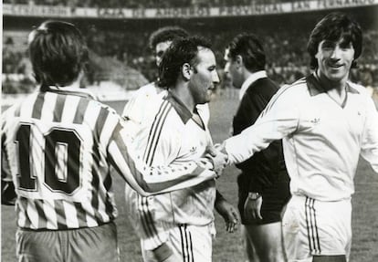 Pablo Blanco (derecha) saluda a Cardeñosa en presencia de Sanjosé. Derbi en el Sánchez-Pizjuán de la temporada 1982/83.
