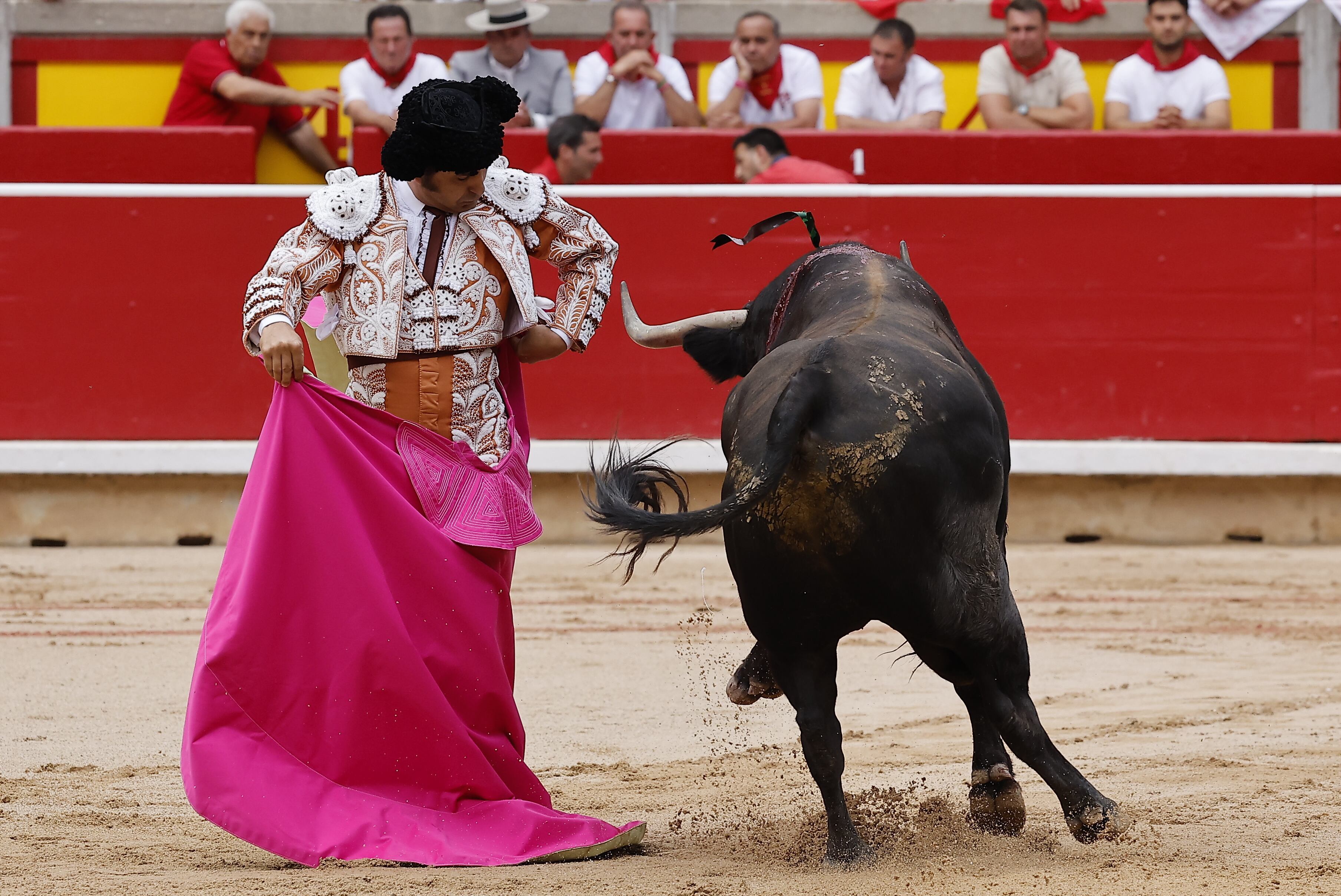 Morante de la Puebla, en una chicuelina al primer toro de su lote.