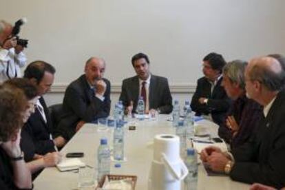 Fotografía cedida por la Presidencia de Argentina , del jefe de gabinete argentino, Jorge Capitanich (c), junto al ministro de Trabajo, Carlos Tomada (c-i), reunidos con los dirigentes de los sindicatos de educadores en Buenos Aires. EFE/Archivo