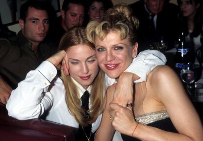 La batalla entre Madonna y Courtney Love ha sido épica. Durante una entrevista que estaba dando Madonna en 1995 en los MTV Video Music Awards, Love interrumpió a la reina del pop. La pareja de Kurt Cobain entró en estado de ebriedad al set y comenzó a hablar sin coherencia acerca de la también cantante Alanis Morissette. </br> Madonna no se quedó callada y dijo que seguramente “Courtney necesitaba mucha atención en ese momento”. </br> Ninguna de las dos ha firmado aún la paz. “Ella quiere destruirme. Eso es lo que pienso de Courtney”, dijo Madonna durante una entrevista en 1996.
