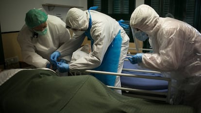 Voluntarios de la ONG Open Arms realizan test rápidos en una residencia de Barcelona.