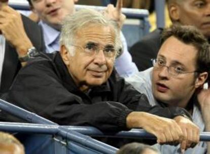 Fotografía tomada en septiembre de 2007 en la que se registró al magnate y empresario estadounidense Carl Icahn (i), quien solicita que se impida volver a posponer la votación para que la empresa Dell salga a la bolsa. EFE/Archivo