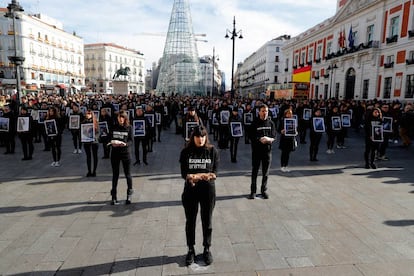 Miembros de Igualdad Animal se manifiestan en la Puerta del Sol de Madrid, con motivo del Día Internacional de los Derechos de los Animales.
