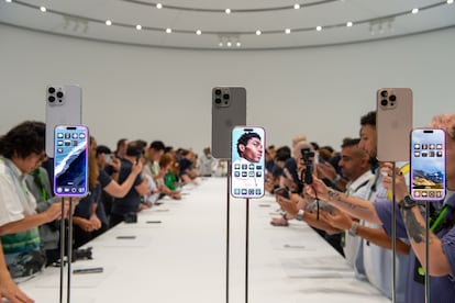 Exhibición del modelo iPhone 16 Pro después de la presentación en la sede de Apple.