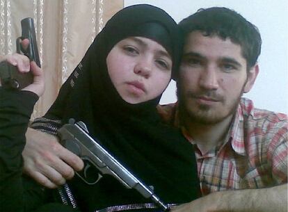 Dzhennet Abdurajmánova con su novio, muerto en 2009, en una foto tomada en una fecha y un lugar sin identificar