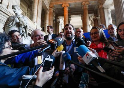 Los exconsejeros catalanes tras conocer la decisión del juez de Bruselas.