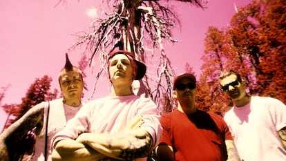 Lars Frederiksen, Tim Armstrong, Brett Reed y Matt Freeman, del grupo punk Rancid, posan en el lago Tahoe (California) en el verano de 1998.