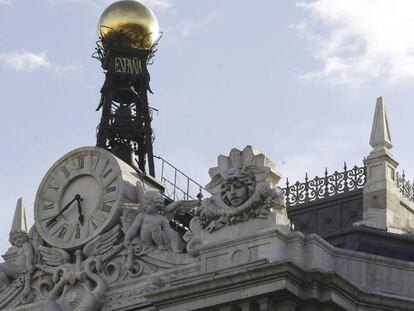Reloj en la fachada de la sede del Banco de España, en la Plaza de Cibeles en Madrid. EFE/Archivo