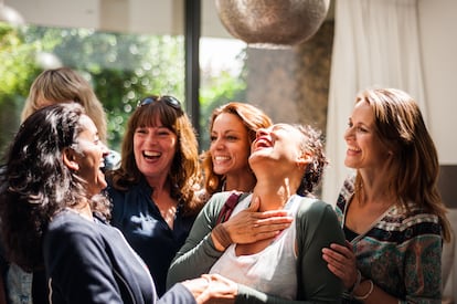 Un grupo de mujeres riendo.