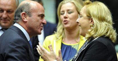El ministro de Economía, Luis de Guindos, ayer con su homólogas de Austria y Finlandia.