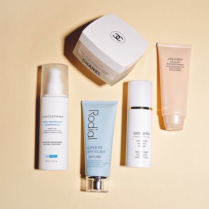 Llenarse las manos – Para mantener jóvenes los brazos (de los hombros a los dedos) se recurre al ácido hialurónico, la glicerina y el retinol (de noche). Body Tightening Concentrate de Skinceuticals (81 €), Lait Haute Hydration Body Excellence de Chanel (70 €), Super Fit Arm Sculpt de Rodial (66 € en ikonsgallery.com), L’Intégral Soin des Mains Anti-Age Sisleÿa de Sisley (118 €) y Hand Nourishing Cream de Shiseido (31 €).
