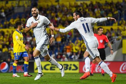 Karim Benzema (i) celebra el segundo gol del equipo blanco.