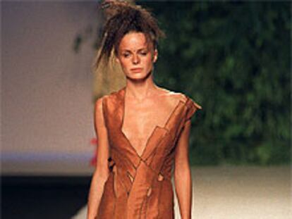 Desfile de Jesús del Pozo para primavera-verano 2003. PLANO ENTERO - ESCENA