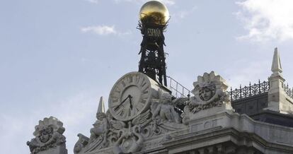 Reloj en la fachada de la sede del Banco de Espa&ntilde;a, en la Plaza de Cibeles en Madrid. 