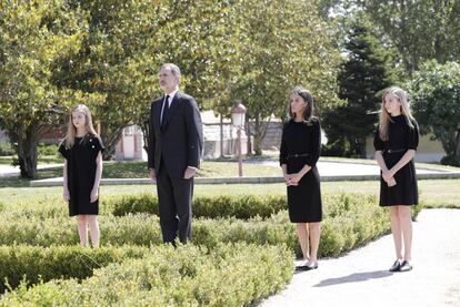 Don Felipe y doña Letizia junto a la Princesa Leonor y la Infanta Sofía guardaron un minuto de silencio en memoria de los fallecidos por la pandemia de la covid-19 en el primer día de luto oficial.