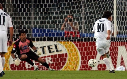 Buffon le para un penalti a Figo en la vuelta de las semifinales de la Champions 2002/2003. La Juve eliminó al conjunto blanco por un resultado global de 4-3.