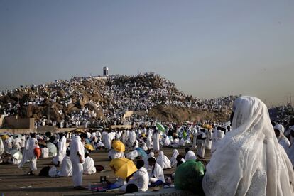 Peregrinos musulmanes rezan cerca de la mezquita Namira en el Monte Arafat.