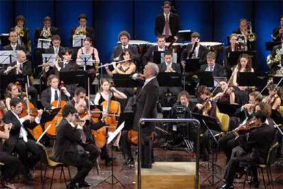 Barenboim dirigiendo a la West-Eastern Divan Orchestra ayer en Ramala.