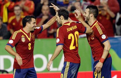 Negredo celebra con Juanfran  y Xavi Hernández el 1 a 0.