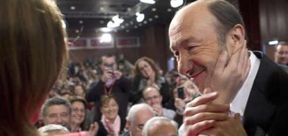 Rubalcaba recibe el saludo de Chacón antes de sus intervenciones