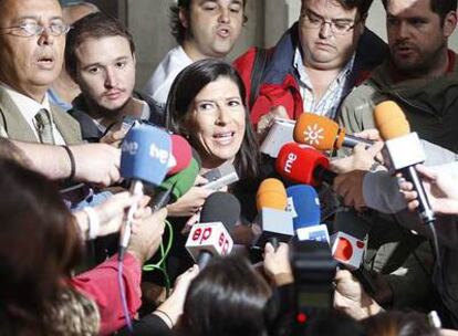 La secretaria judicial Juana Gálvez (centro), durante la lectura del comunicado.