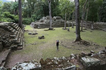 Uno de los principales núcleos mayas vivió, creció y acabó por desmoronarse misteriosamente en torno al yacimiento arqueológico de Copán, en Honduras, declarado patrimonio mundial. Es una maravilla contemplar las complejas tallas de piedra y las colosales construcciones cuyos orígenes se remontan al misterioso imperio maya.