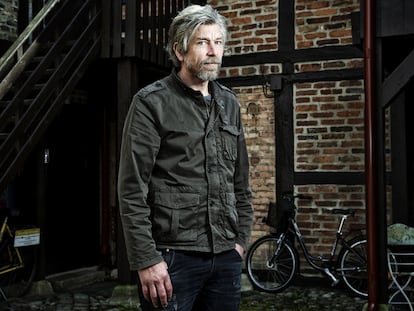 El escritor noruego Karl 
Ove Knausgård, en Ystad, 
el pueblo sueco donde vive. 