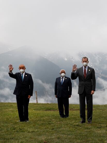 Felipe VI y el presidente de Portugal, Marcelo Rebelo de Sousa, se reunieron este miércoles en Andorra en el marco de la XXVII Cumbre Iberoamericana para intercambiar impresiones sobre el foro regional y el estado de la relación bilateral. Entre las cuestiones pendientes entre España y Portugal, está el cierre de la frontera terrestre desde el pasado 31 de enero, debido a la pandemia, y que se ha prorrogado hasta el 1 de mayo, con el deseo compartido de que se pueda restablecer la normalidad si la situación sanitaria mejora.