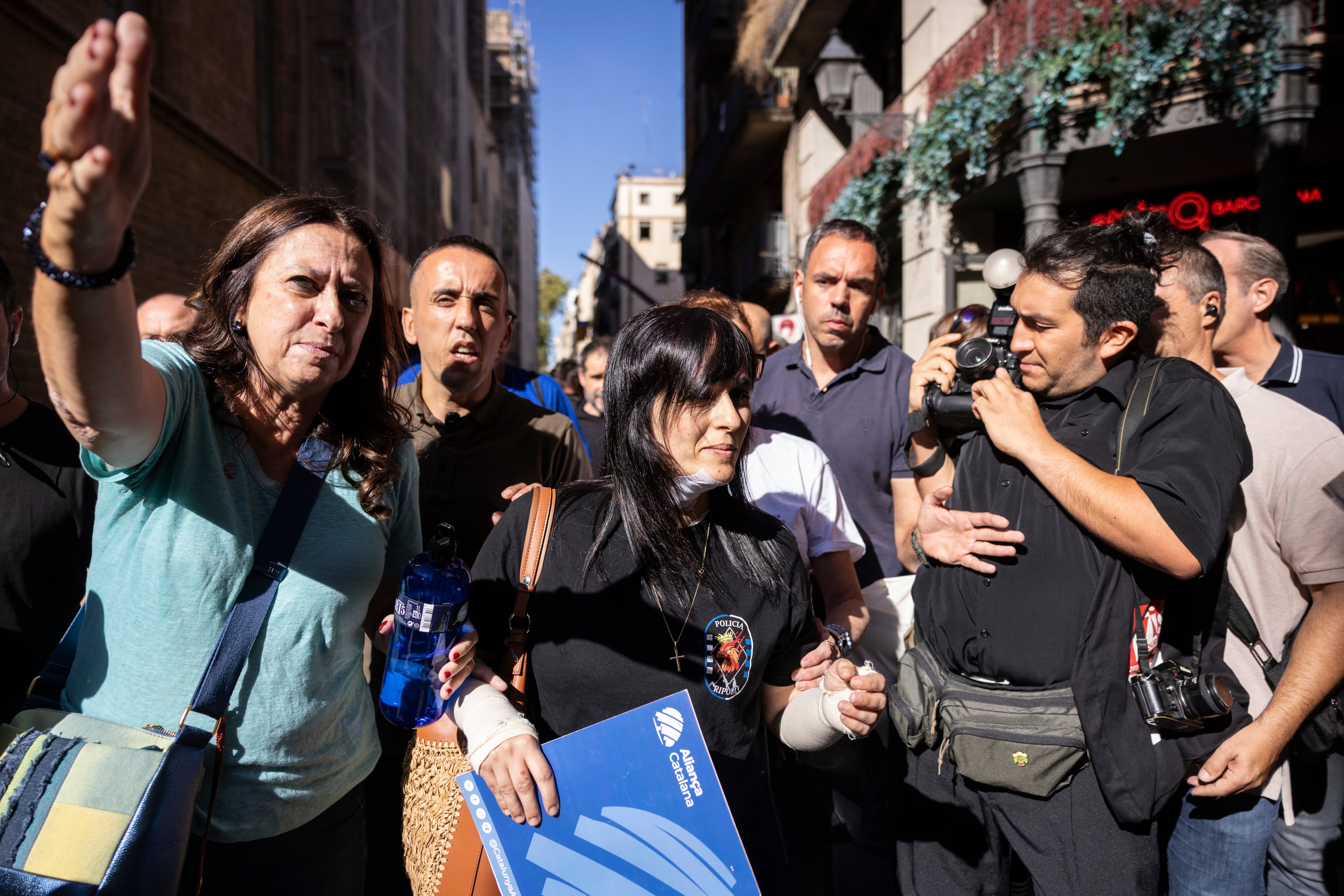 La líder de Aliança Catalana, Silvia Orriols (centrp), a su llegada a una ofrenda floral en el Fossar de les Moreres, este jueves. 