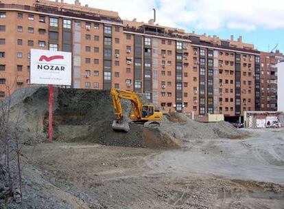 Cartel de Nozar ante las obras de soterramiento de la M-30, en Madrid.