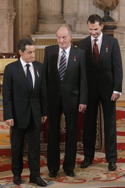 El presidente francés, Nicolas Sarkozy posa junto al rey Juan Carlos y el Príncipe de Asturias, Don Felipe, tras el acto en el que ha recibido el Collar de la Orden del Toisón de Oro, en el Palacio Real.