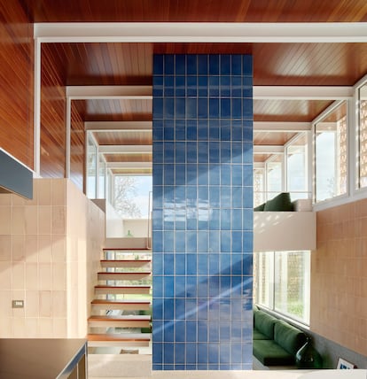 Los azulejos azules y amarillos dan el toque de color a la vivienda.