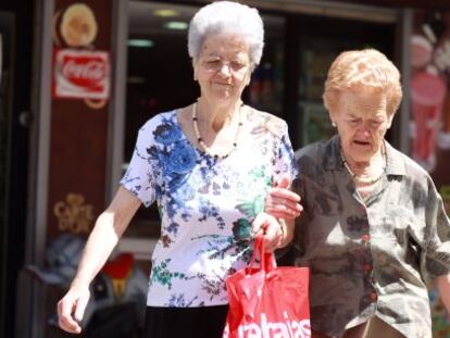 Dos mujeres mayores por el centro de Madrid.