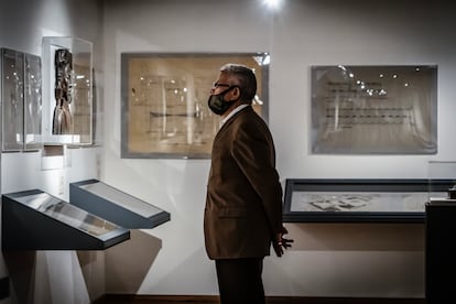 Un visitante en la exhibición dedicada a Ramírez Vázquez.