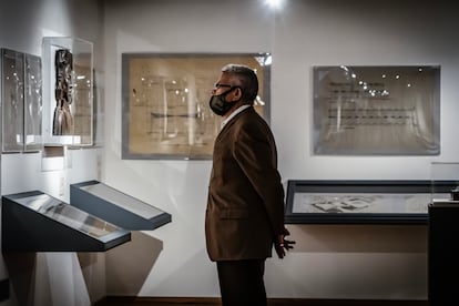 Un visitante en la exhibición dedicada a Ramírez Vázquez.