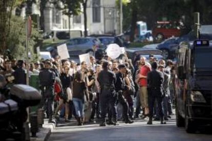 Varias decenas de personas se congregaron ayer en el exterior de la Audiencia Nacional para expresar su solidaridad a las ocho personas convocantes de la manifestación del 25S frente al Congreso de los Diputados.