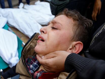 Un joven palestino, que resultó herido en un ataque israelí, llora ante los cuerpos de sus familiares fallecidos en el hospital Nasser de Jan Yunis, en el sur de la franja de Gaza, este domingo.