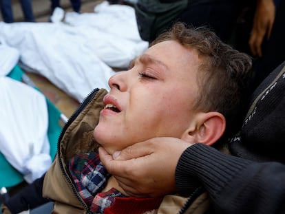 Un joven palestino, que resultó herido en un ataque israelí, llora ante los cuerpos de sus familiares fallecidos en el hospital Nasser de Jan Yunis, en el sur de la franja de Gaza, este domingo.