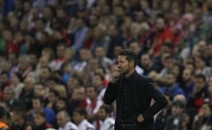 Simeone, pensativo durante el partido en el Calderón.