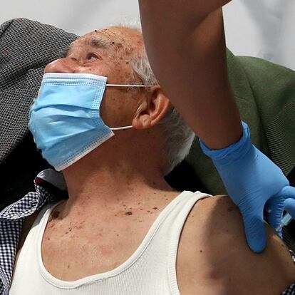 Vacunación de personas mutualistas mayores de 80 años en el Hospital Enfermera Isabel Zendal en Madrid, el 17 de marzo.