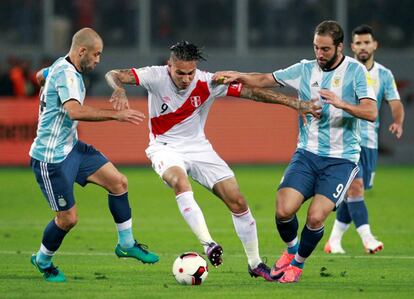 Paolo Guerrero intenta pasar entre Higuaín y Mascherano.