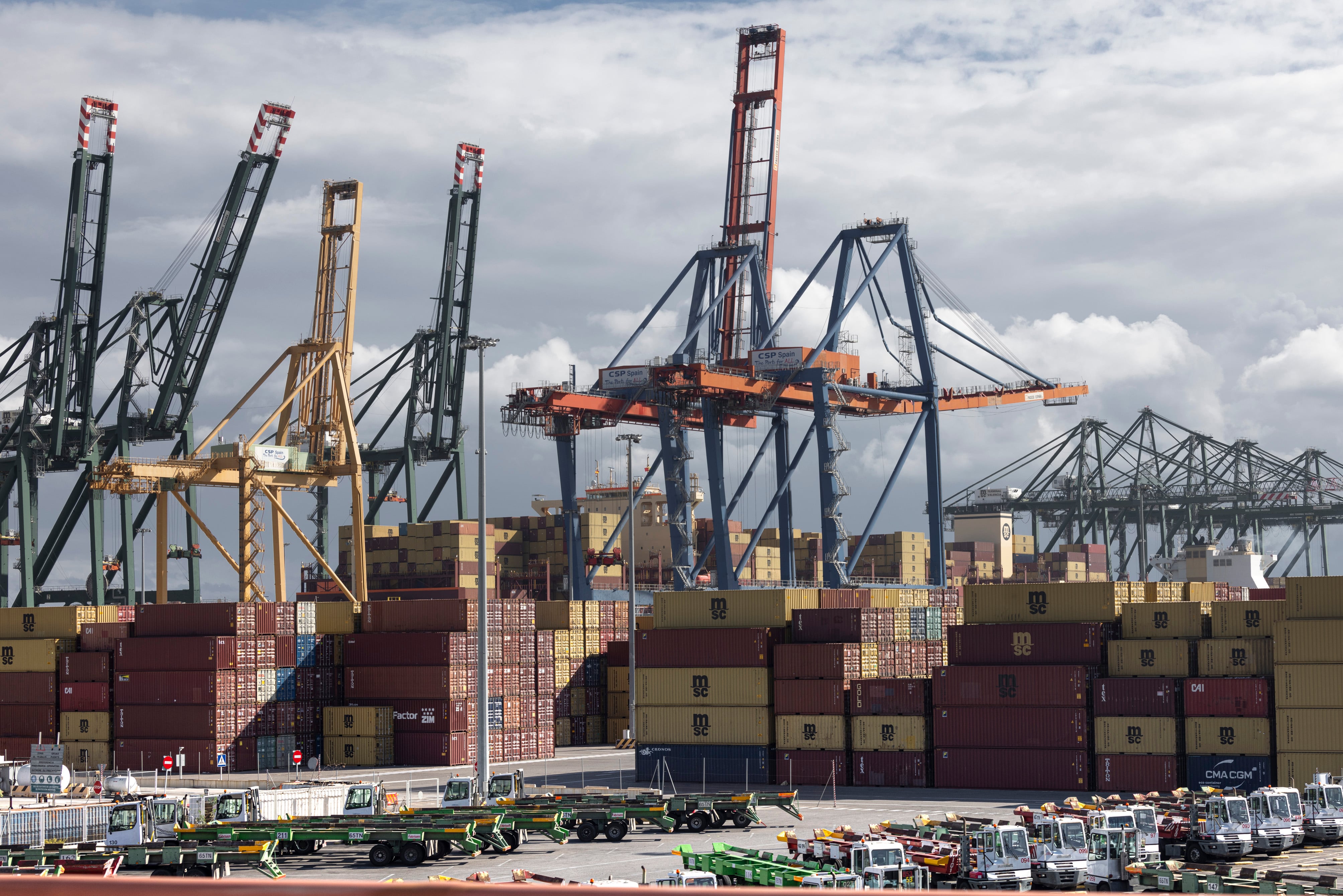 Grúas y contenedores en el Puerto de Valencia durante una visita de EL PAÍS el 22 de octubre. 