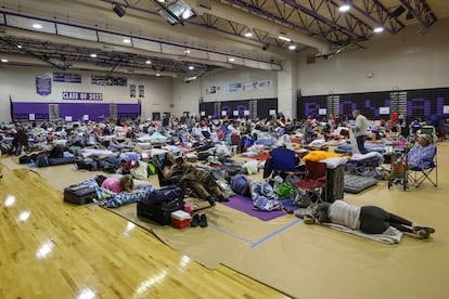 Luego de tocar tierra, el sistema se debilitó y pasó a ser categoría 2. En la imagen, personas evacuadas en New Port Richey, Florida.