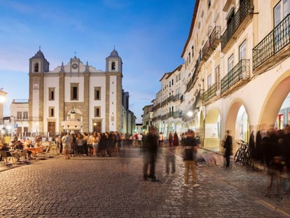La iglesia de Santo Antão y la plaza do Giraldo, en Évora, Portugal.