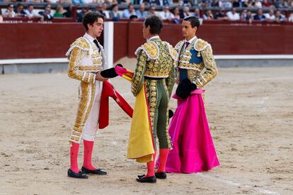 Ceremonia de confirmación de alternativa de Víctor Hernández, vestido de blanco y oro.