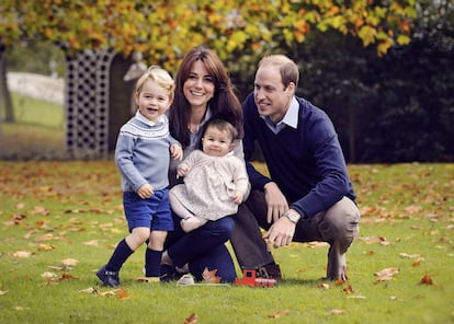 William Windsor, Kate Middleton (Duquesa de Cambridge), el Príncipe George de Cambridge (hijo de Kate y William Windsor), y la Princesa Charlotte de Cambridge (hija de Kate Middleton y William Windsor) en su posado de felicitación navideña de 2015.