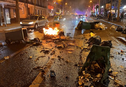 Algunos manifestantes quemaron contenedores de basura en el centro de París, durante las protestas tras el fracaso de las mociones de censura contra el Gobierno francés.
