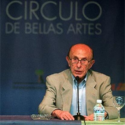 Jaime Salinas, durante un acto de homenaje a la traductora Esther Benítez en Madrid en 2001.