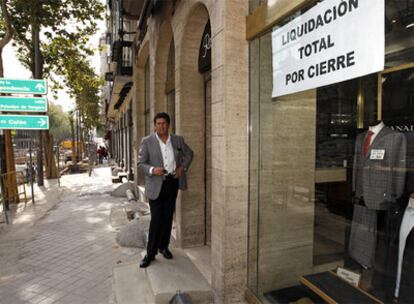 EL SASTRE DE AZNAR SE VA. En su establecimiento, en el 23 de Serrano, Rafael Yuste habla de una profesión en vías de extinción. "Ahora no seremos más de 20 sastres en Madrid", explica Yuste, que se muestra orgulloso de tener a clientes como el ex presidente Aznar. Ahora ha decidido jubilarse. El local se convertirá en una zapatería de su grupo empresarial.